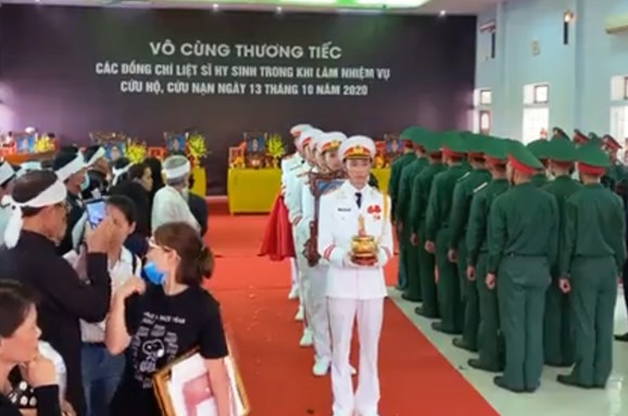 Linh cữu 13 liệt sĩ được gia đình đưa về địa phương.